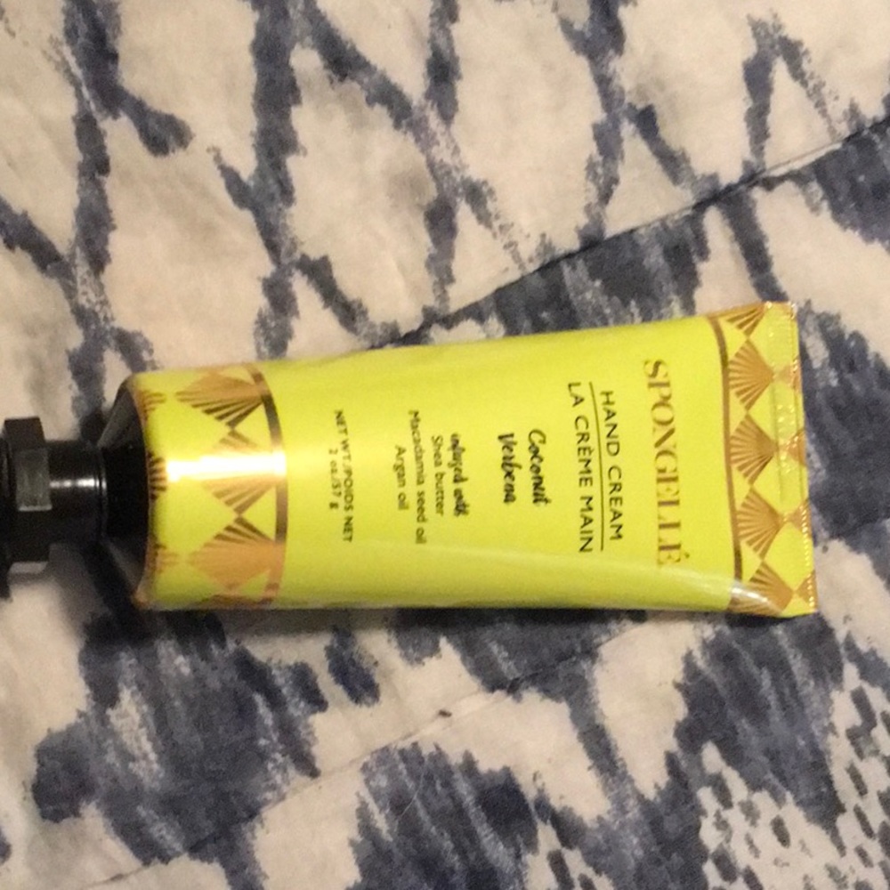 Spongelike coconut verbena hand cream